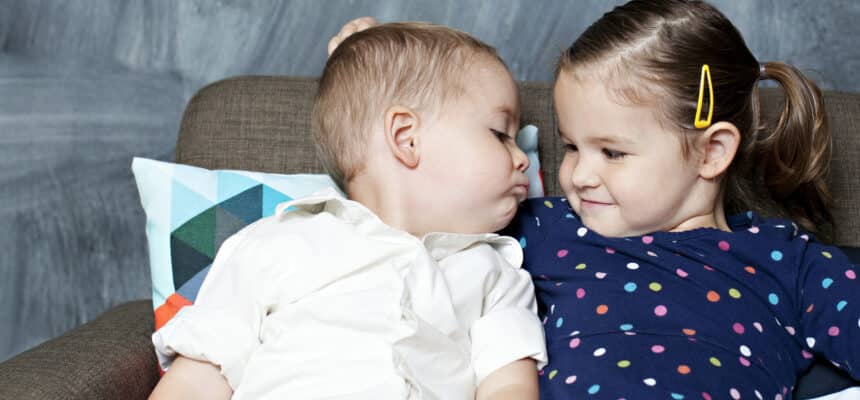 Por qué no es bueno obligar a tus hijos a dar besos